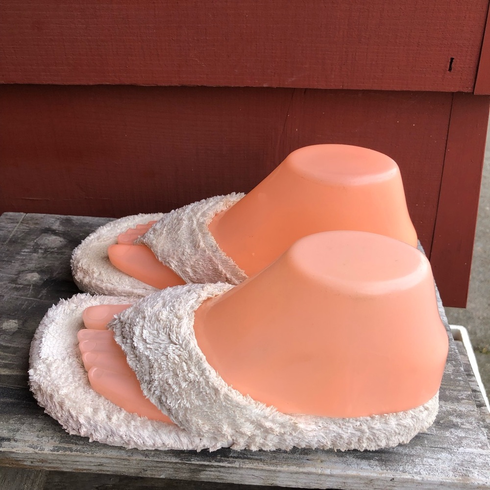 Acorn Cozy Fuzzy Slide Slippers in Light Beige Slippers Size 5-6